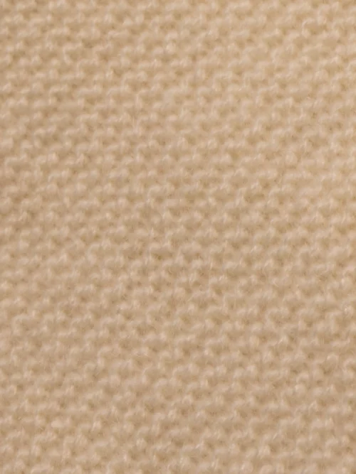 Détail de la texture en maille du snood cachemire beige, montrant la finesse et la douceur du tricot.