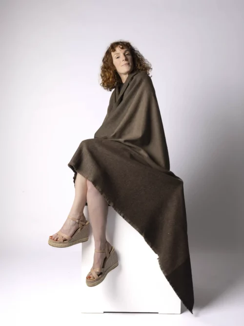 une femme élégante pourtante une un plaid yack sur une table